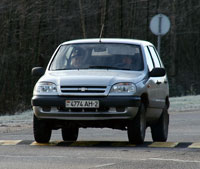 При проезде через "лежачих полицейских" некоторые автомобили, особенно те, что характеризуются малым дорожным просветом, получили повреждения.