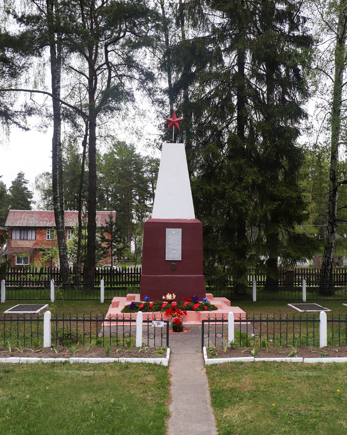 Братская могила 1944 года  (м-н Боровуха, ул.Озерная, возле здания № 78А)